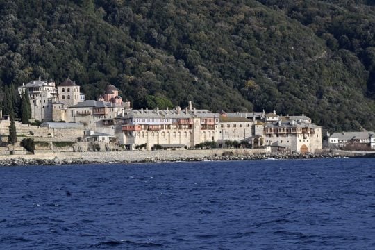 Η Μονή Ξενοφώντος δεν εγκαταλείπει τις φιλοδοξίες της για ιερές μπίζνες στη Σιθωνία